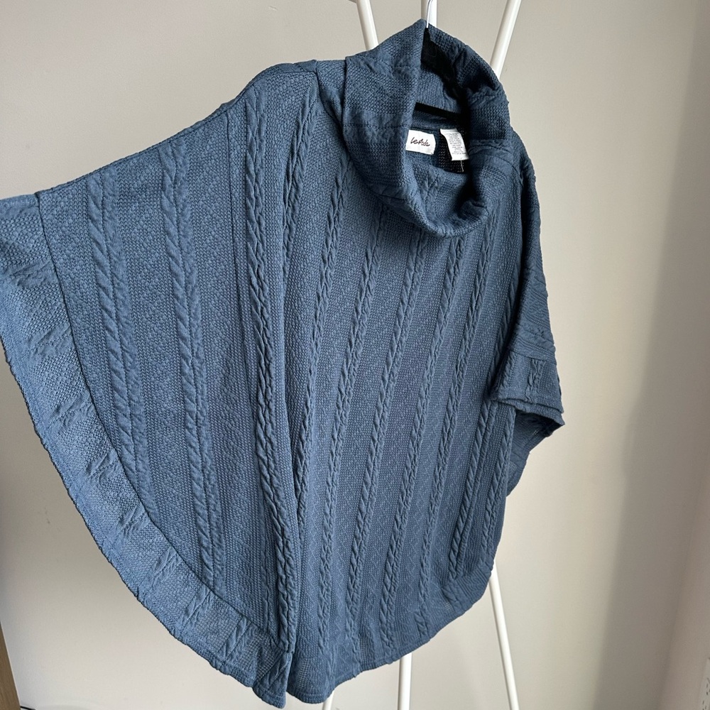NWT Le Moda Knit Poncho
